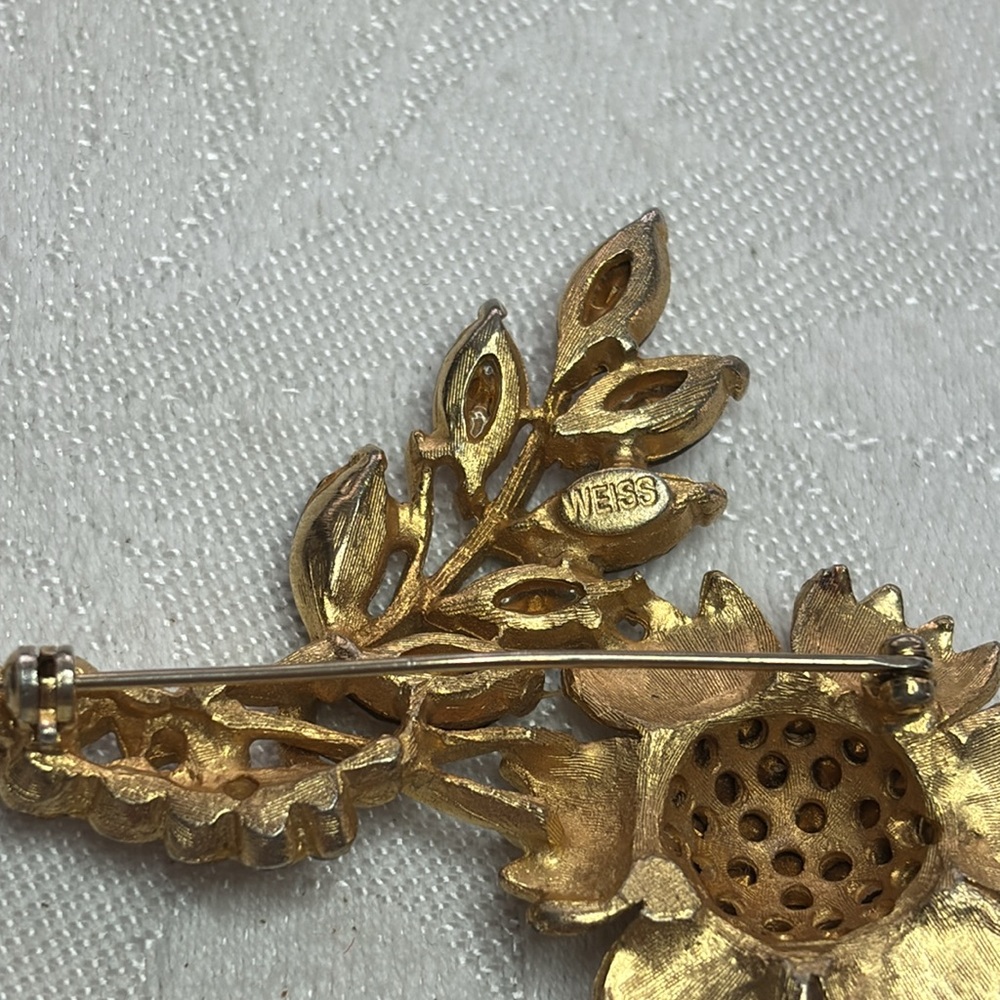 Signed WEISS Amber Color Rhinestone Sunflower Design Gold Tone Metal Bro… - Picture 3 of 6